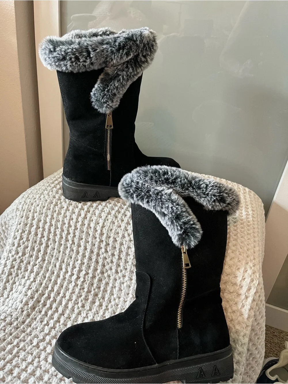 Faux Fur-Trimmed Black Women's Winter Boots Sz 8.5 340